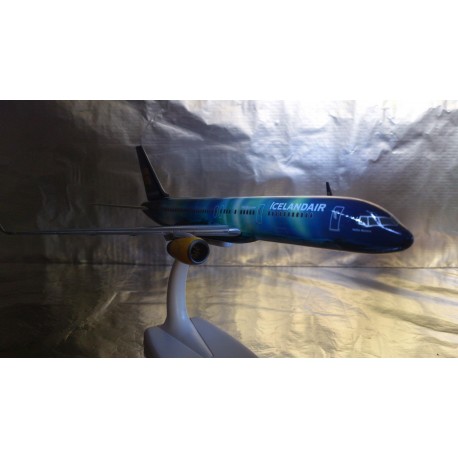 * Herpa Wings Snapfit 610735  Icelandair Boeing 757-200 "Hekla Aurora"