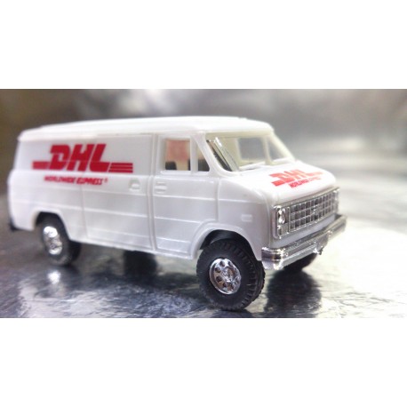 Trident 90102 D H L Delivery Vehicle