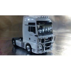 * Herpa Trucks 302029-004  MAN TGX XXL Euro 6 rigid tractor with accessories, white