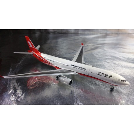 * Herpa Wings 526586  Shanghai Airlines Airbus A330-300