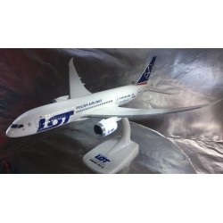 * Herpa Wings Snapfit 609494  LOT Polish Airlines Boeing 787-8 Dreamliner