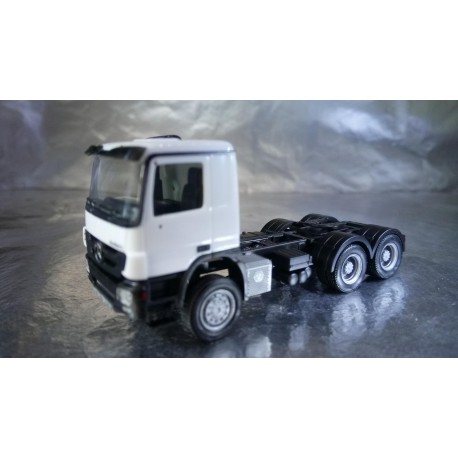 * Herpa Trucks 158299-004  Mercedes-Benz Actros M 08all-wheel rigrid tractor 3axles, white