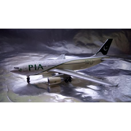 * Herpa Wings 526579  PIA Pakistan International Airbus A310-300