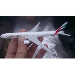 * Herpa wings 518277-004  Emirates Boeing 777-300ER A6-EQA