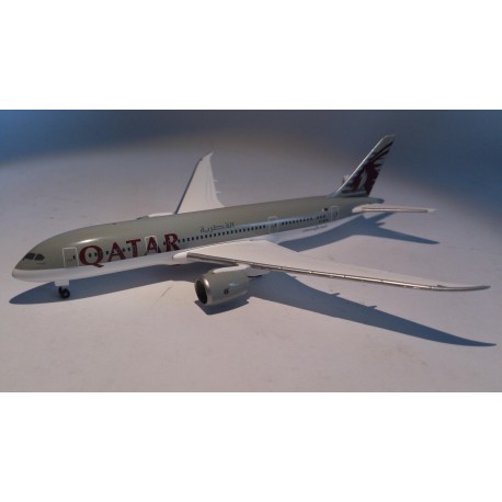 * Herpa Wings 526135  Qatar Airways Boeing 787-8 Dreamliner